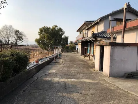 25 minutes on foot from JR Mugi Line "Bunka no Mori" Station