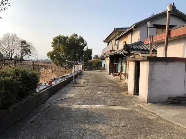 25 minutes on foot from JR Mugi Line "Bunka no Mori" Station