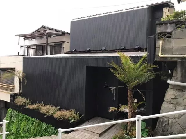 The exterior resembles a Miami gang's secret base, and inside there is a Hawaiian-style sunroom.