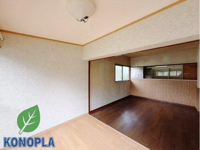 Safe and secure for the future! Popular single-story house with carport, parking for 3 or more cars, southeast corner lot.