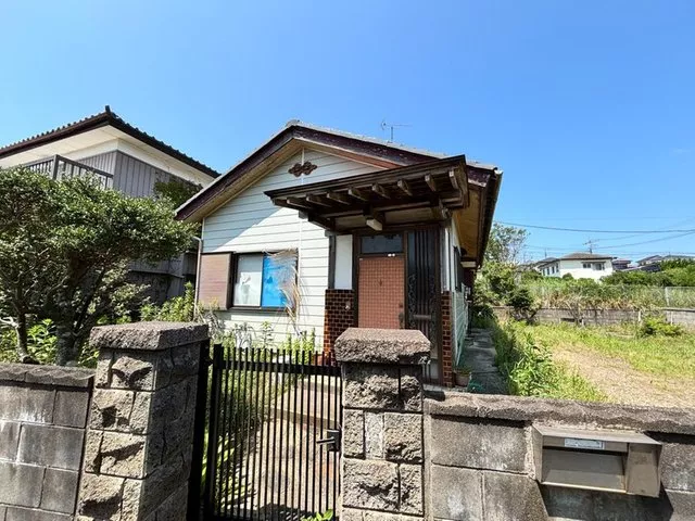Quiet residential area! Spacious parking space available!