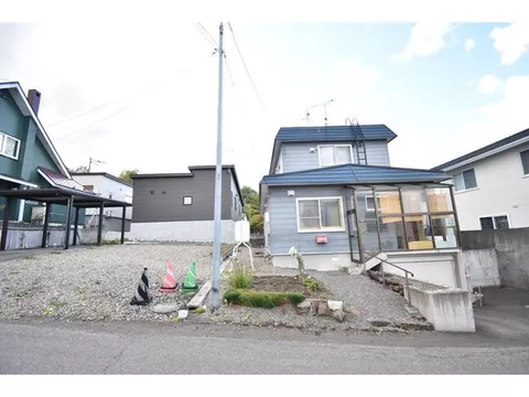 2-minute walk from the bus stop & approximately 95 tsubo of land! Spacious 5LDK that can accommodate 5 cars - Image 3