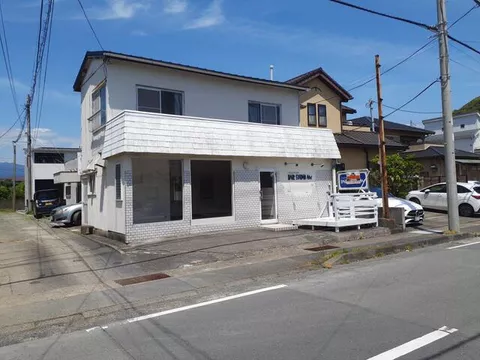 Tōkaidō Main Line "Kōtsu" Station, 31 minutes on foot [bus available], 3 minutes on foot to Yokosuna Honmachi bus stop
