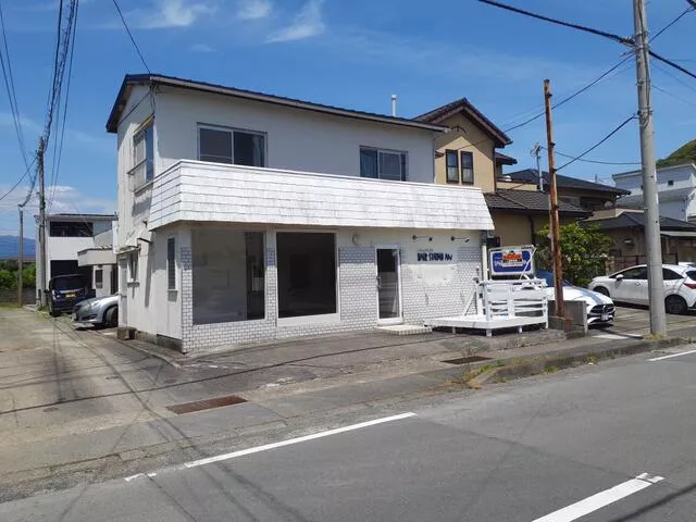 Tōkaidō Main Line "Kōtsu" Station, 31 minutes on foot [bus available], 3 minutes on foot to Yokosuna Honmachi bus stop
