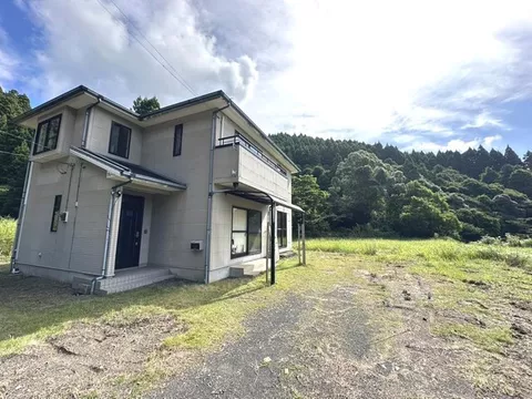 A spacious countryside house surrounded by rich greenery, a "solitary house"♪