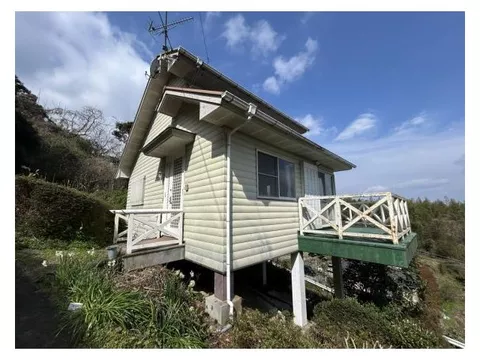 Beautiful home with a wood deck style, located in a landslide disaster red zone with no parking spaces.