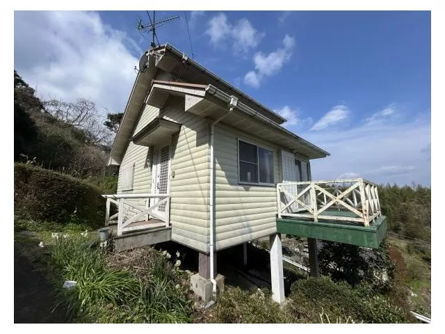 Beautiful home with a wood deck style, located in a landslide disaster red zone with no parking spaces.