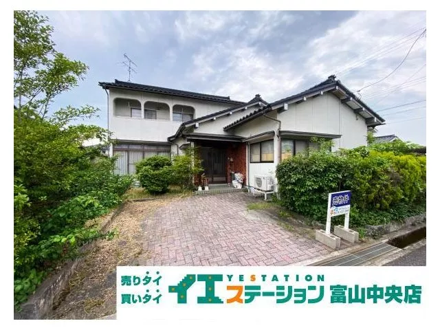 Many rooms, possible for two families! Inner garage available.