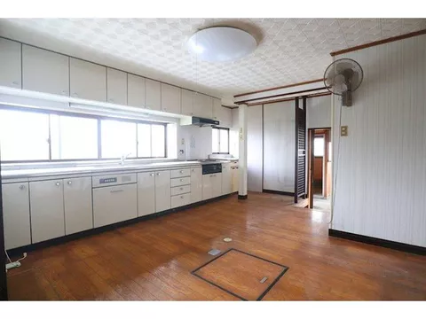 ■ New price ■ Spacious Japanese house with land ■ Includes farm and large warehouse ■ Relaxed living