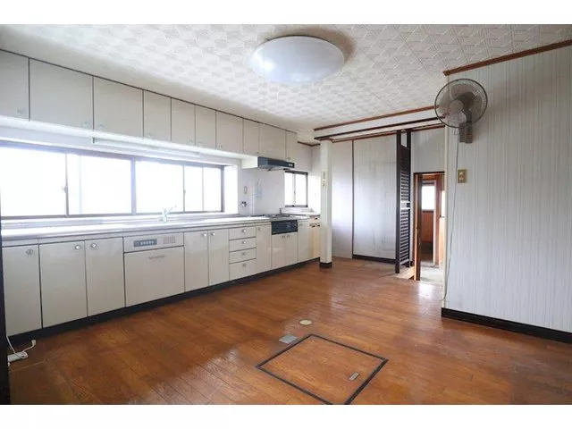 ■ New price ■ Spacious Japanese house with land ■ Includes farm and large warehouse ■ Relaxed living