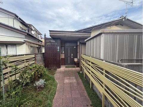 ◆ IH cooking heater ◆ Type 1 low-rise ◆ Parking for 2 cars available ◆ Japanese-style room next to the living room ◆ South-facing