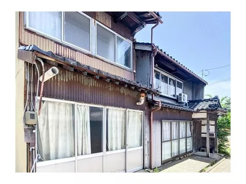 Within walking distance to the station, spacious old folk house over 70 tsubo for comfortable living.