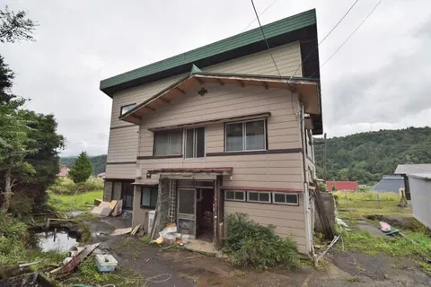 Nakakawai District Nozawa Onsen Village Oaza Nanakamaki (Kuwanagaw Station) 3-story building 11DK