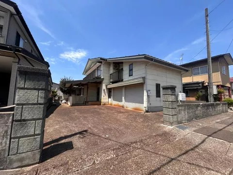 Inner garage (for 2 cars), parking space for 3 cars available ♪ Shower room ♪ Garden
