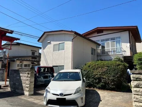 Southwest corner lot & south-facing! Comfortable living in a 5DK house with parking for 3 cars and ample storage.