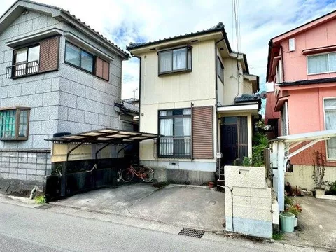 Approximately 170m to Sakamoto-dai Elementary School, parking for 2 cars available, 4LDK with a Japanese-style room on the first floor!