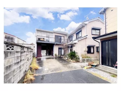 ■ All-electric ■ Solar power generation ■ Quiet residential area ■ Roof balcony ■ Within walking distance to elementary school ■