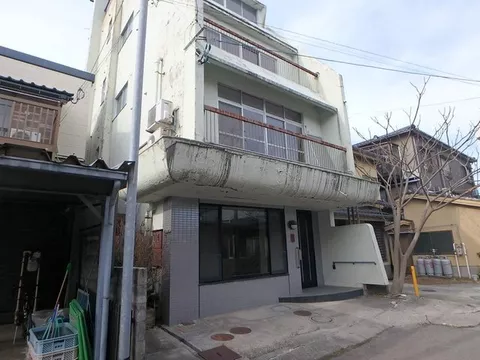 A 5-story used property in Saiwaicho, Kanazawa City, with good access to the city center and excellent convenience.