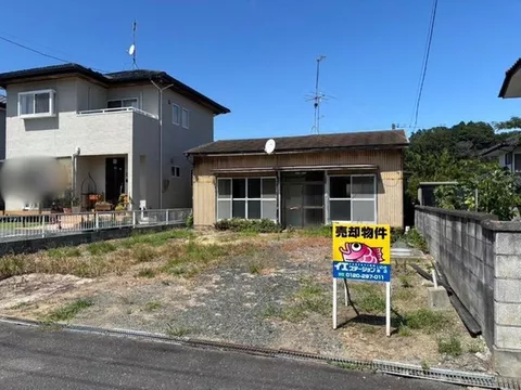 South-facing single-story house in front of the park! Spacious parking! Good sunlight!