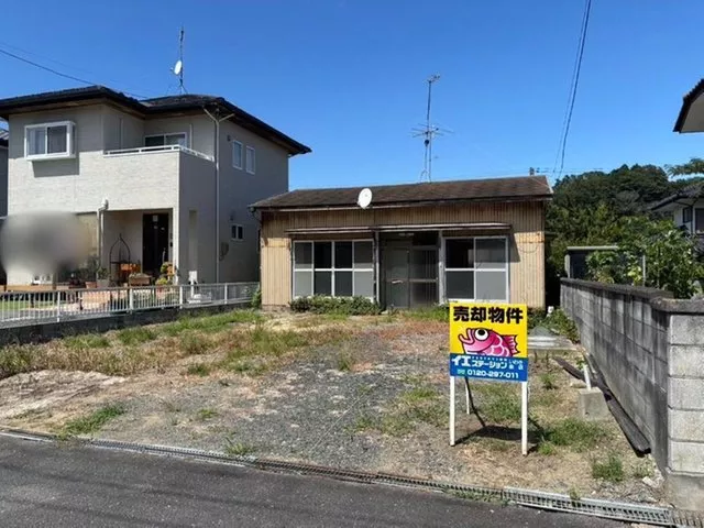 South-facing single-story house in front of the park! Spacious parking! Good sunlight!