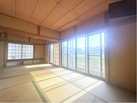 All rooms over 6 tatami mats with sunlight pouring in, adjacent to Mizuho Park, a tranquil home that feels the four seasons