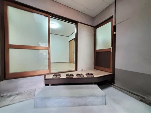 3-minute walk from Keihan "Fushimi Inari" Station, 5DK property. Renovated beautiful home, ready for immediate move-in!