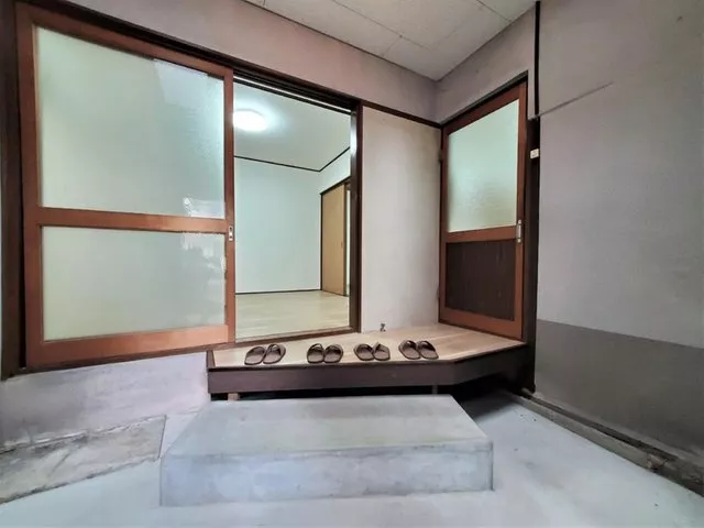 3-minute walk from Keihan "Fushimi Inari" Station, 5DK property. Renovated beautiful home, ready for immediate move-in!
