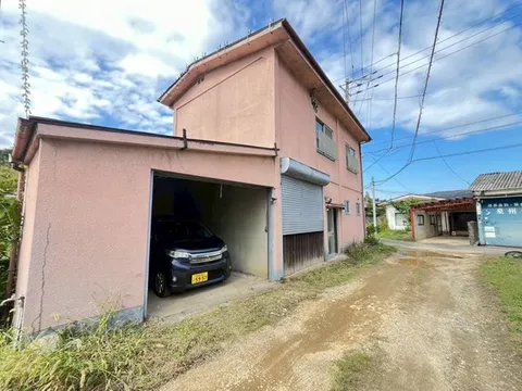 Ideal hideaway with a shutter garage to protect your beloved car◎