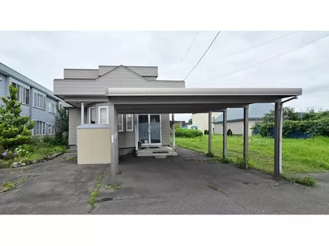 4LDK residential property with a store. Ideal for offices or tutoring schools, formerly a clinic with many partitions.