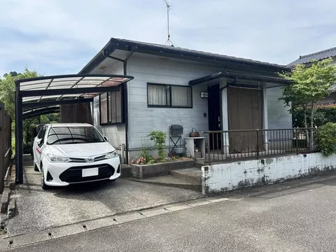 Easy-to-live-in single-story house, in good condition - Image 1