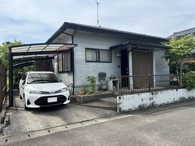 Easy-to-live-in single-story house, in good condition