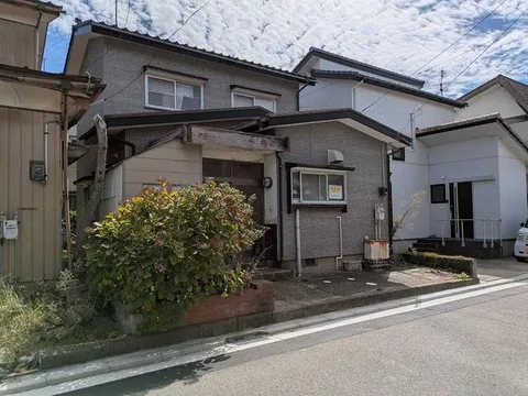 Spacious 6m wide road with a 4K used house!