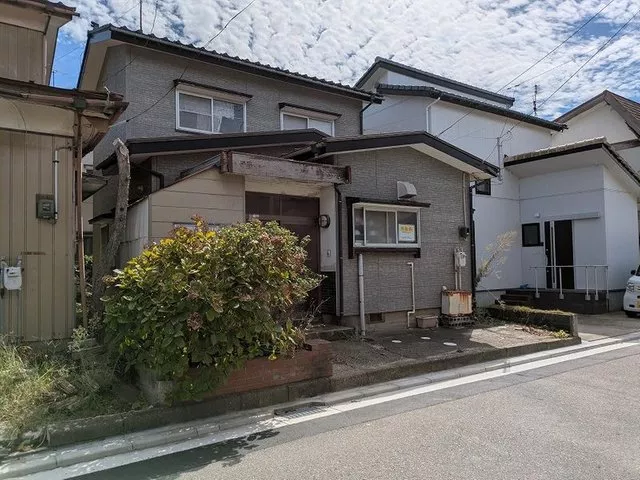 Spacious 6m wide road with a 4K used house!