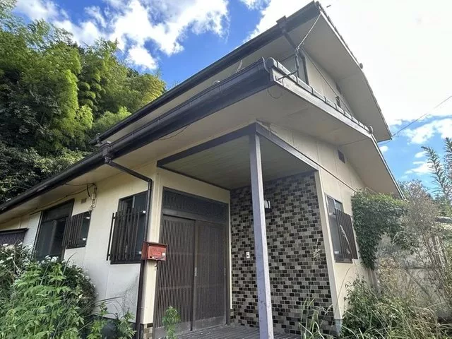 A 5DK on a site of approximately 304 tsubo. Surrounded by greenery and close to an elementary school, this is a family-friendly home.