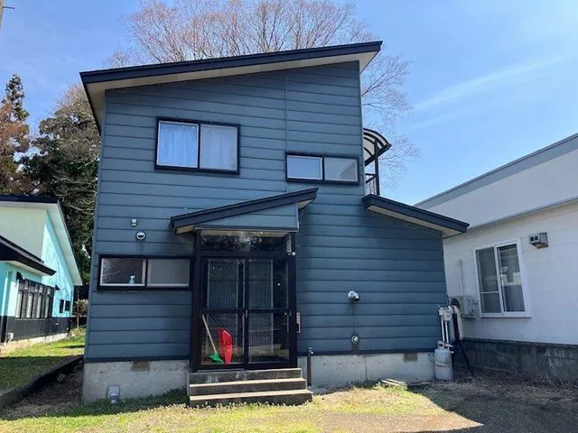 A south-facing residence with a veranda! Enjoy time with your family on a 131.2 tsubo lot.