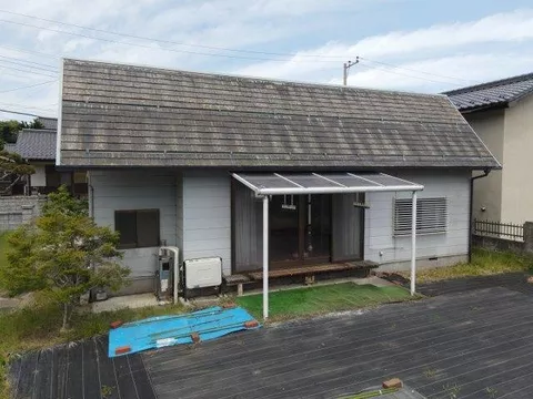 A 2LDK single-story house with a home garden and farmland, allowing you to live close to nature.