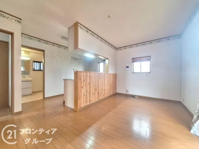 Parking for 2 or more cars / with carport / atrium / two-sided lighting in each room ■ Southwest-facing balcony / storage in each room