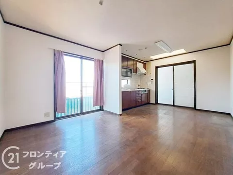 【Road width about 6.8m + Immediate viewing available】 Spacious 4LDK layout / LDK with three sides of natural light