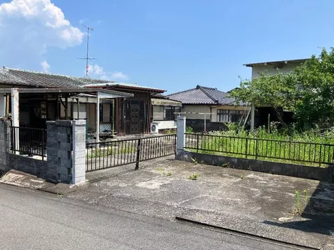 ■This is a corner lot in the northwest of Takasaka Housing Complex. The site is approximately 113 tsubo, and there is a parking lot and a garden.