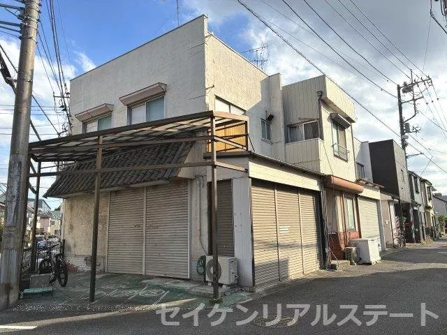 ■ Residential property with store ■ Quiet residential area ■