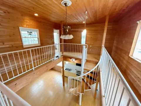 Open house event held, limited-time current sale until 10/18, spacious residence on approximately 200 tsubo of land. Warmth of wood.