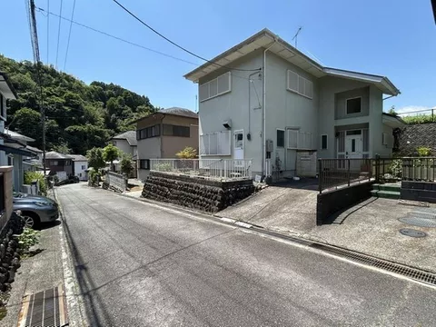 A two-story 4LDK with storage in all rooms, a counter kitchen where the family gathers