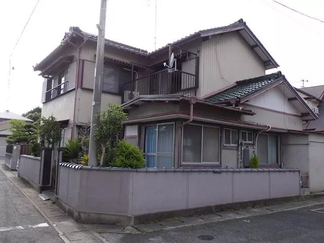 7DK used house ◆Southeast corner lot◆ FamilyMart 1 minute on foot◆ 15 minutes on foot to the station◆ Convenient access