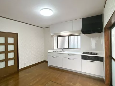 [Open House] There is a garden to the south. Good sunlight. Located in a quiet residential area with little traffic.
