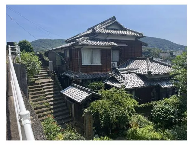 A residence that offers a panoramic view of Sasebo City and can accommodate two households.