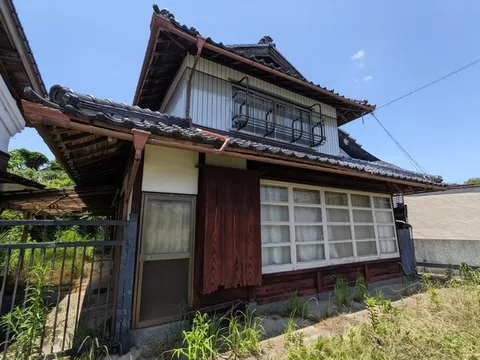 ■Pure Japanese-style house with a home garden and yard ■Includes a storehouse ■Parking for more than 3 cars