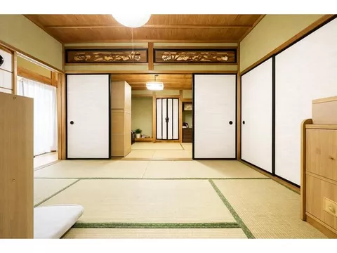 Parking for 4 or more cars available! A luxurious living space on a spacious lot located in a quiet residential area♪