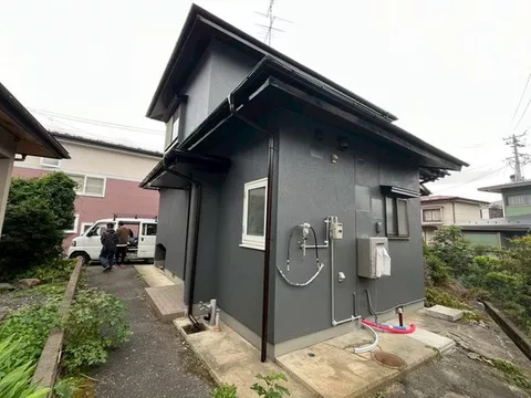 The exterior, interior, water facilities, wallpaper, and flooring have all been replaced with new ones. Viewings are available at any time.