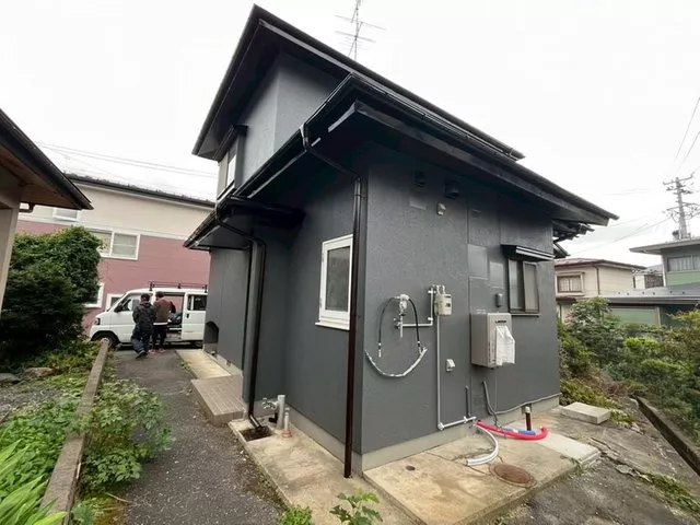 The exterior, interior, water facilities, wallpaper, and flooring have all been replaced with new ones. Viewings are available at any time.