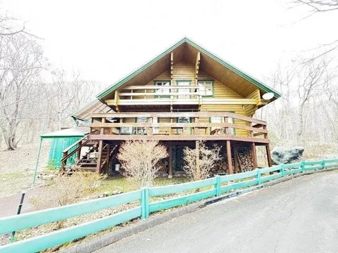 [A genuine log house wrapped in the scent of wood - a special place to feel the changing nature of the seasons]